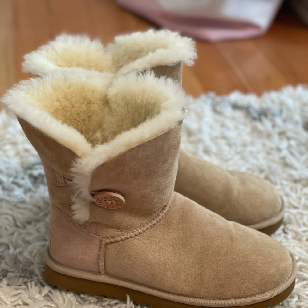 UGG Bailey Button short